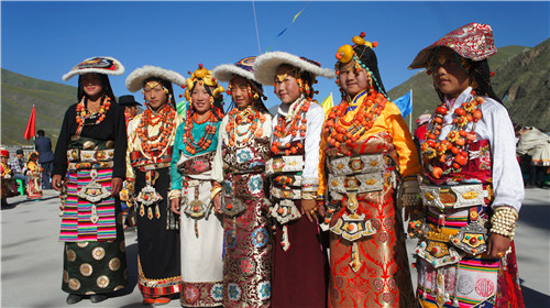 56個(gè)民族全家福共迎2015春節(jié) 藏族篇